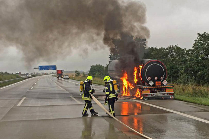Die Hinterreifen standen lichterloh in Flammen und griffen auf den Hänger über.