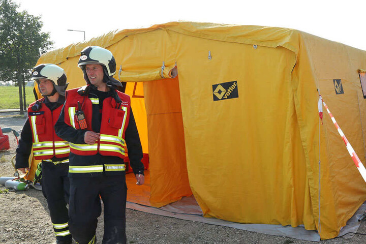 Selbst ein Dekontiminationszelt hatten die Feuerwehren aufgebaut.