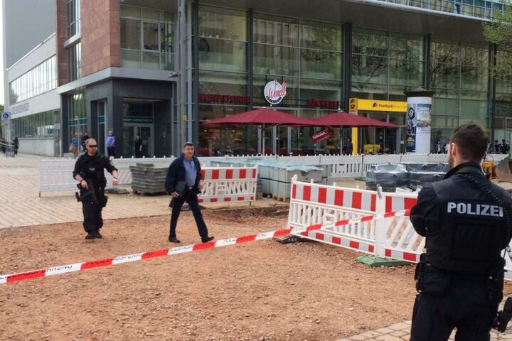 Die Polizei hat das Gebäude abgesperrt.