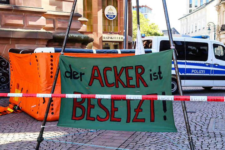"Der Acker ist besetzt!" war auf einem Banner zu lesen.