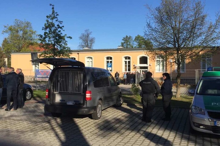 Die Polizei ist mit einem Hund vor Ort.