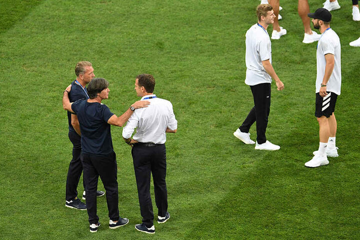 Die Spannung steigt. Trainerteam und Spieler haben den Rasen zum Warmmachen betreten. Bald geht es los!