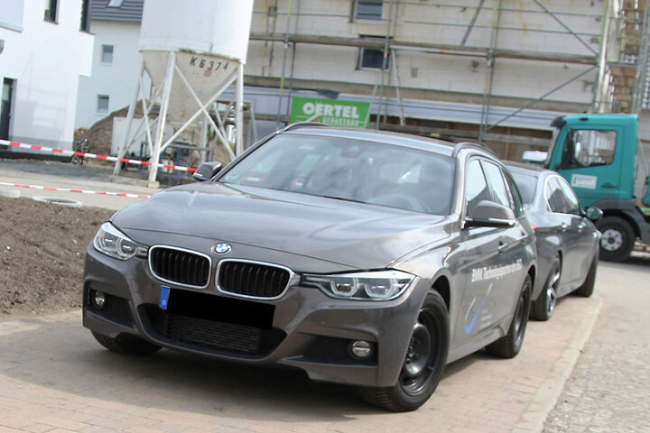 Er hatte mit seinem Auto falsch geparkt.