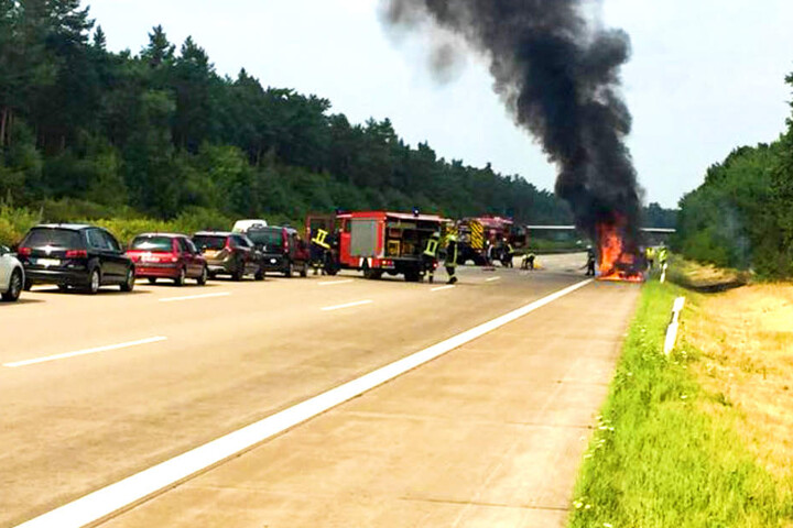Für die Löscharbeiten musste die Autobahn voll gesperrt werden.
