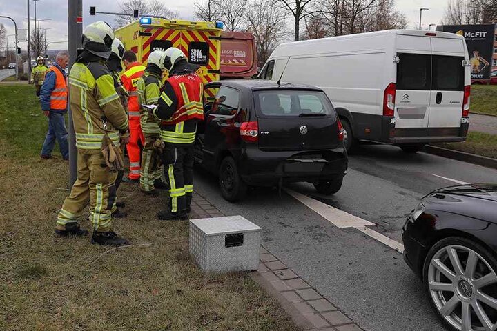Rettungsdienst und Polizei sind am Unfallort.