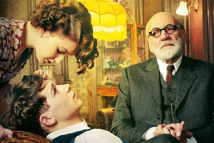 Kann Professor Sigmund Freud (Bruno Ganz, r.) den Liebeskummer von Franz Huchel (Simon Morzé, unten), der sich in Anezka (Emma Drogunova, oben) verguckt hat, kurieren?