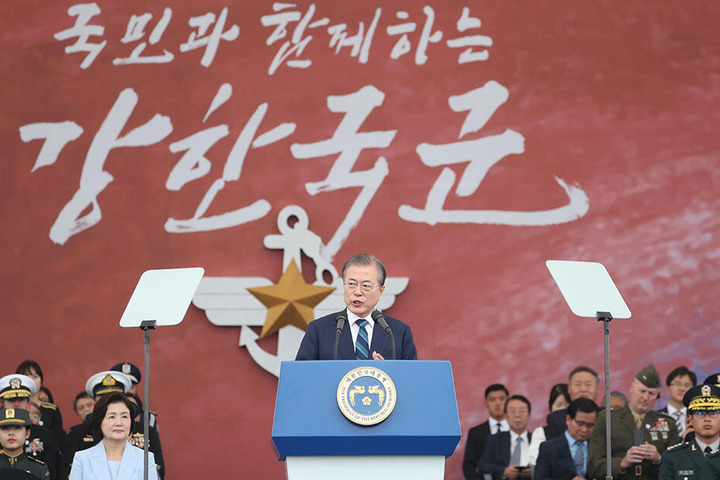Moon Jae In hält während einer Zeremonie anlässlich des 71. Tags der Streitkräfte eine Rede. Südkorea hat zum ersten Mal öffentlich einige von insgesamt 40 bestellten Tarnkappenbombern gezeigt.