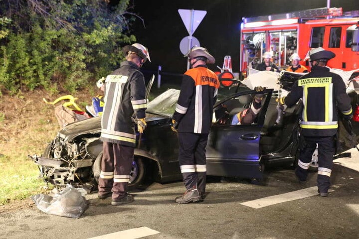 Die Feuerwehr musste die Insassen der Mercedes befreien.