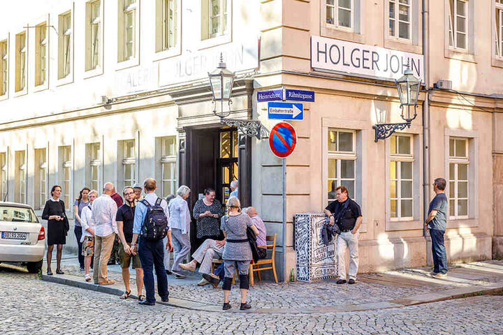 Üblich bei Ausstellungen von Holger John: Die Kunst-Diskussionen werden in und vor der Galerie geführt.