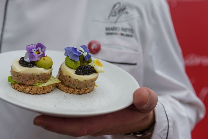 Leichtes blumiges Fingerfood von Mario Pattis, Sachsens erstem Sternekoch.