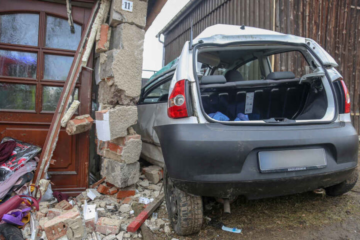 An dem VW und am Haus entstand ein erheblicher Schaden.
