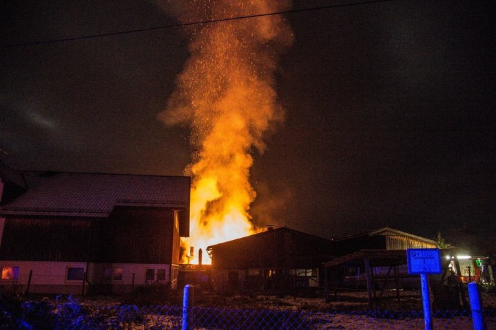 Das Feuer beleuchtete den Nachthimmel bei Winnenden.
