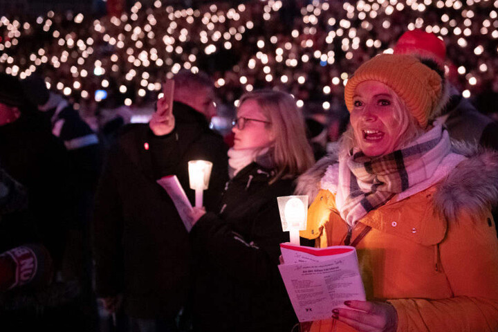 Mit 15-minütiger Verspätung begann das Weihnachtssingen.