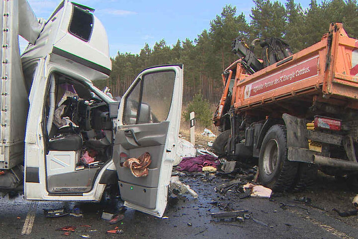 Der LKW-Fahrer kam mit schweren Verletzungen in ein Krankenhaus.