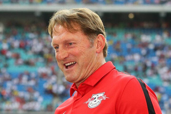 Ralph Hasenhüttel hat gut Lachen. Seine Mannschaft steht derzeit auf Platz fünf. Dennoch hält er die Erwartungen klein.