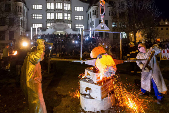 Der erste Versuch des Glockengusses vor dem Gutenberg-Gymnasium scheitert.