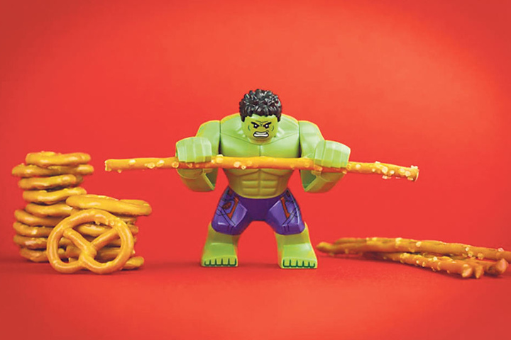 Von wegen Salzstangen sind nur was für Couch-Potatoes: Lego-Hulk stemmt sie
mit verbissener Miene.