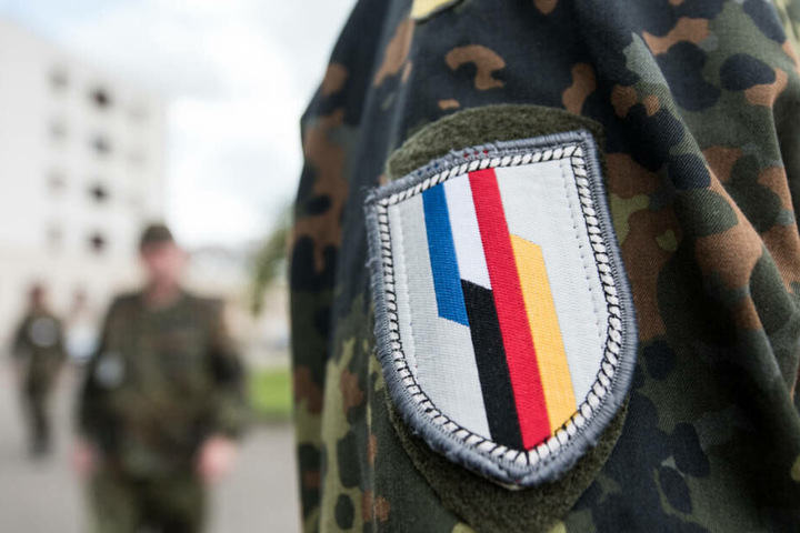 Ein Soldat der deutsch-französischen Brigade steht vor dem Stabsgebäude des Jägerbataillons 291 der Bundeswehr.