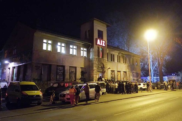 Besucher des Konzerts von Feine Sahne Fischfilet vor dem Alternativen Jugendzentrum (AJZ) in Chemnitz. Das Konzert der linken Punkband war wegen einer Drohung unterbrochen worden.