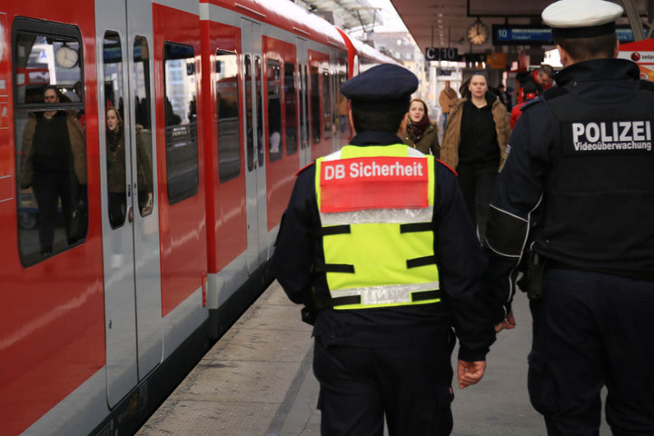 Immer mehr Mitarbeiter der Deutschen Bahn werden während ihres Dienstes Opfer von Gewalt. (Symbolbild)
