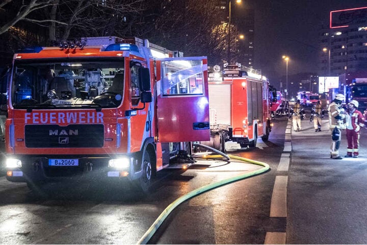 Einsatzfahrzeuge der Feuerwehr stehen an der Leipziger Straße vor einem Wohnhaus. Dort war in einer Wohnung ein Feuer ausgebrochen.