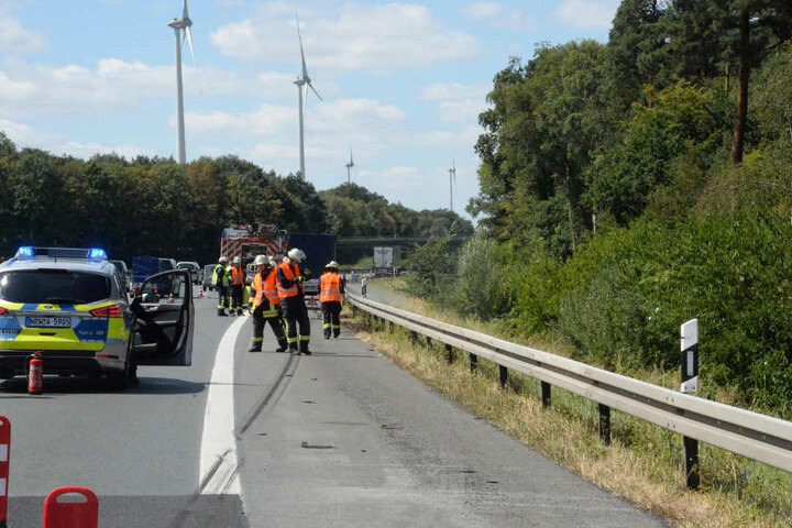 Während der Löscharbeiten musste ein Fahrstreifen gesperrt werden