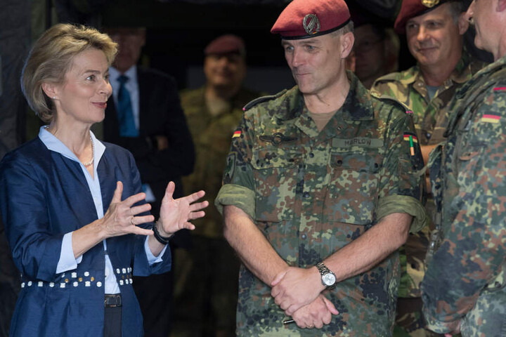 Von der Leyen besuchte die Division Schnelle Kräfte und erklärte anschließend ihre Pläne mit dem Standort.