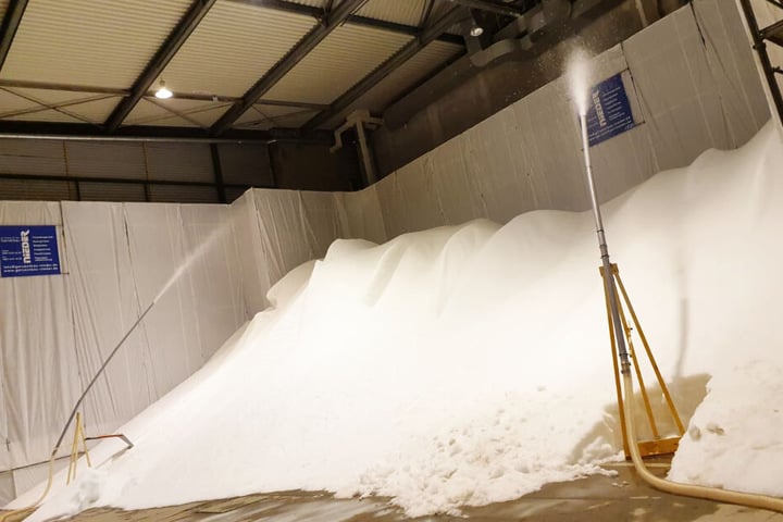 Hoher Stromverbrauch: Diese beiden Schnee-Maschinen produzieren am Flughafen mit gesammeltem Regenwasser seit Wochen rund um die Uhr Kunstschnee.