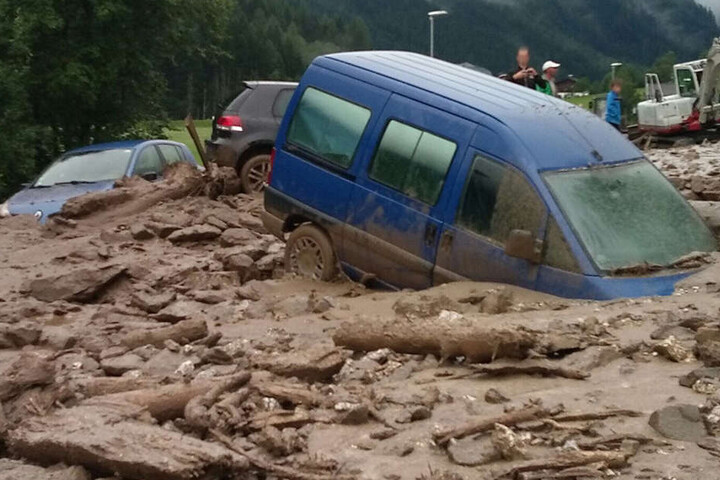 Zahlreiche Autos wurden durch die Schlammlawinen mitgerissen und verschüttet.