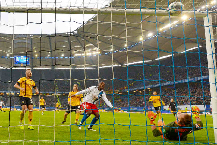Machtlos musste Dynamo-Torhüter Kevin Broll (am Boden) ansehen, wie Hamburgs David Kinsombi (M.) den Ball in der Nachspielzeit ins Dresdner Gehäuse köpfte.