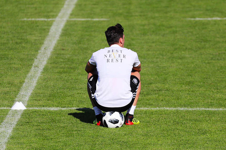 Hat sich Mesut Özil mit seiner Schweigetaktik ins Abseits manövriert?
