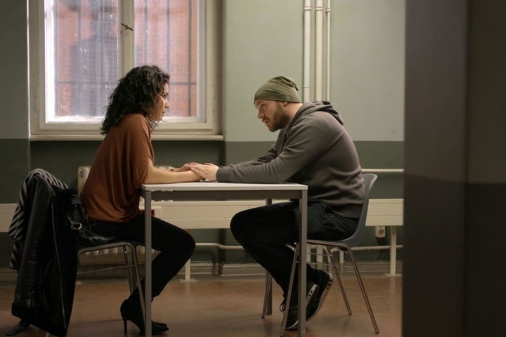 Im Knast besucht Shirin ihren Ehemann.