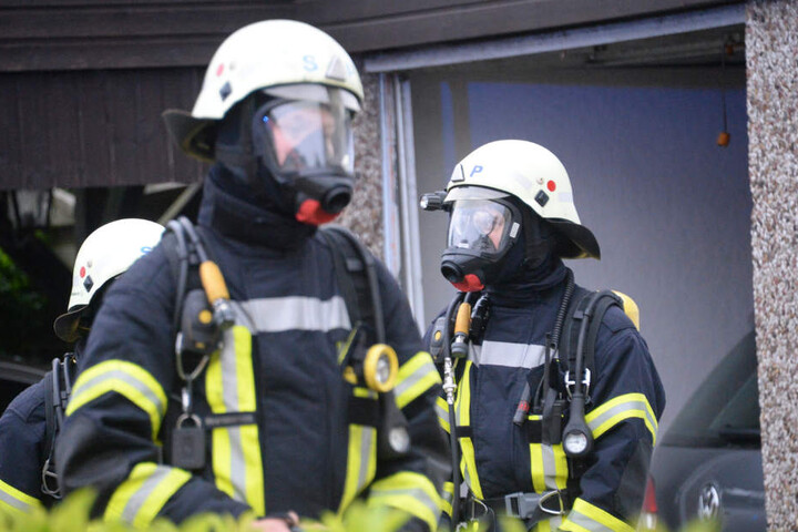 Die Atemschutzgeräte hatten die Feuerwehrmänner bereits im Einsatzfahrzeug angelegt.