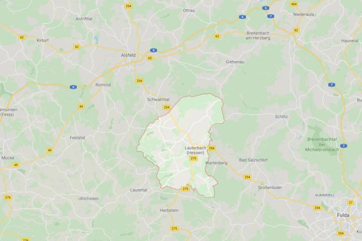 Das Feuer brach in einer Mülltonne vor einer Turnhalle in Lauterbach aus.