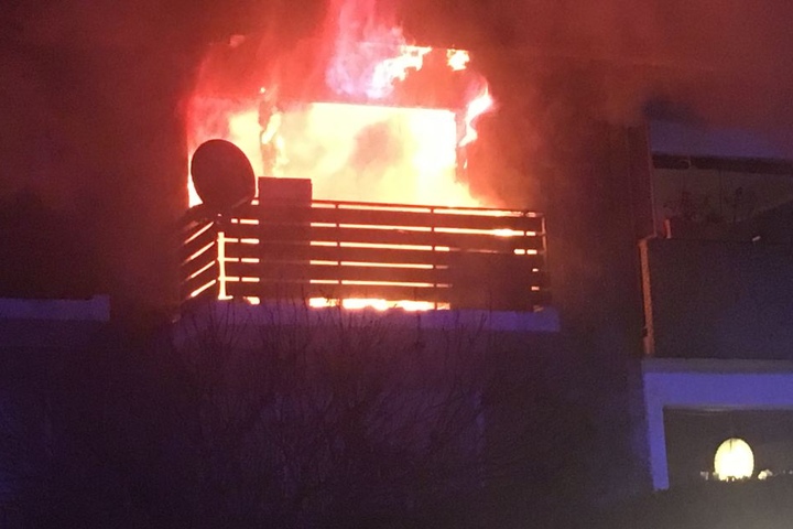 Aus der Wohnung im zweiten Obergeschoss schlugen bereits starke Flammen aus dem Fenster.