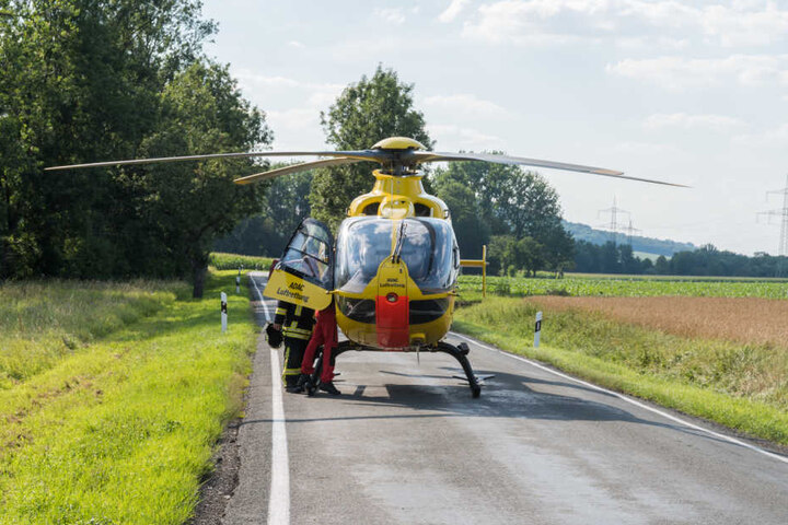 Der verletzte Fahrer wurde mit dem Hubschrauber ins Krankenhaus gebracht.