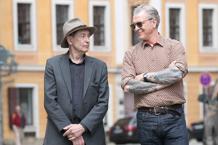 Galerist Holger John (l.,57) ist ratlos. Auch er kennt den wahren Künstler nicht.
