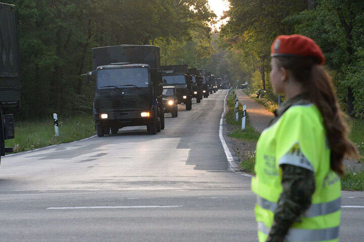 Die Bundeswehr fährt immer in 25er Kolonnen.