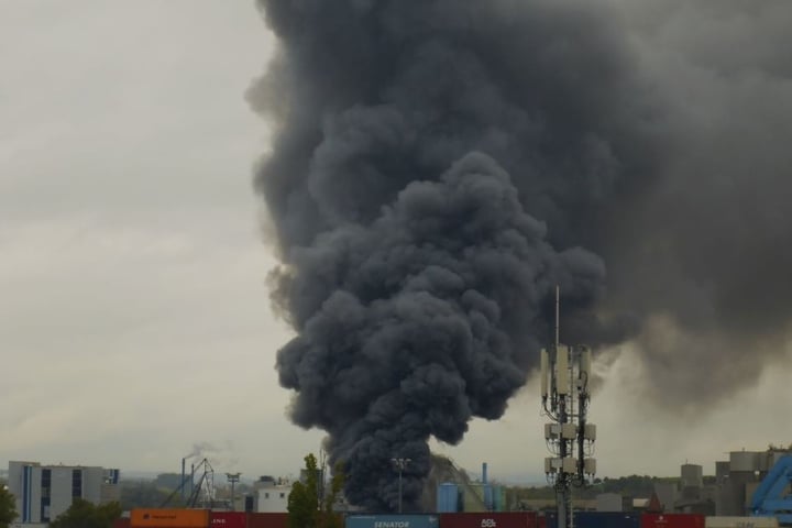 Bis weithin war die schwarze Rauchwolke zu sehen.