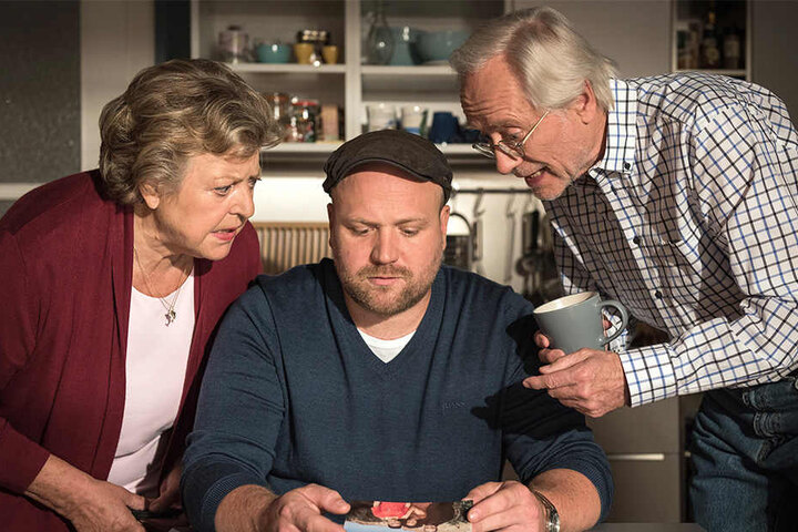 Die undatierte Aufnahme zeigt Helga "Mutter" Beimer (M.-L.Marjan), Klaus Beimer (M.A. Sachs) und Hans Beimer (J.H.Luger, v.li.) in der 1643. Folge der "Lindenstraße". Titel: "Alte Liebe". Erstausstrahlung war am 24. September 2017.