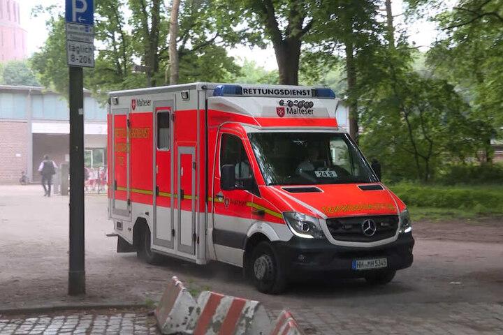 Mit einem Rettungswagen ging es für drei Kinder ab ins Krankenhaus.