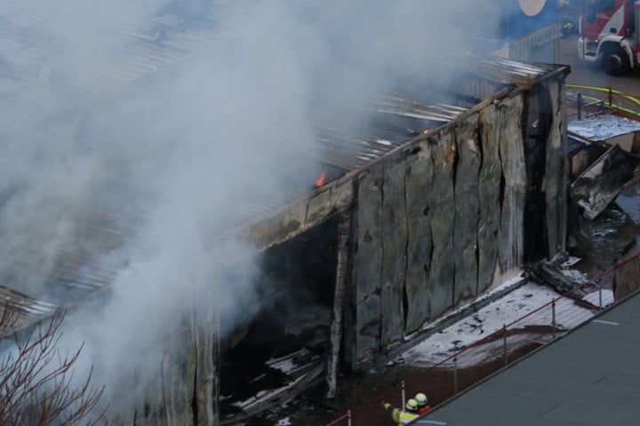 Die Lagerhalle ist durch das Feuer stark beschädigt worden.