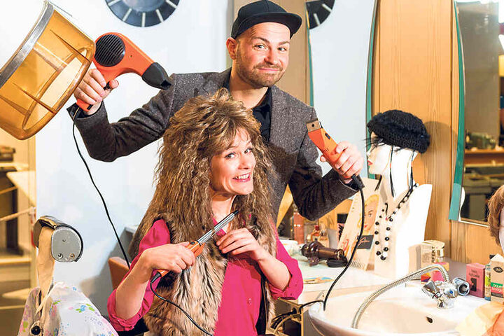 Comödien-Intendant
Christian
Kühn (34)
macht Kathi
Damerow (45)
im DDR-Museum
die Haare schön.