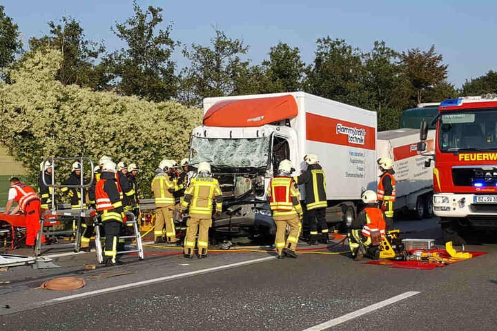 Einer der Fahrer musste von der Feuerwehr befreit werden.