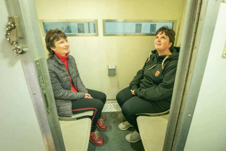 Mischung aus FlixBus und Eisenbahnabteil: Anke (50) und Tochter Sandy Burghardt (31) aus Klingenberg saßen im Knast-Bus mal spaßeshalber Probe.
