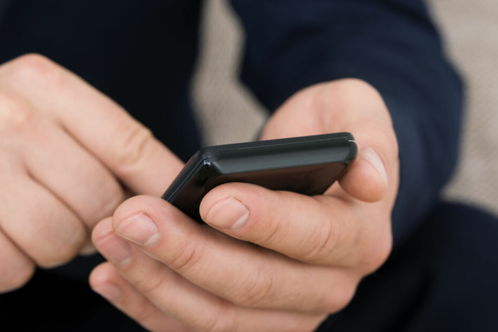 Der Mann schaute sich auf seinem Handy Pornos an. (Symbolbild)