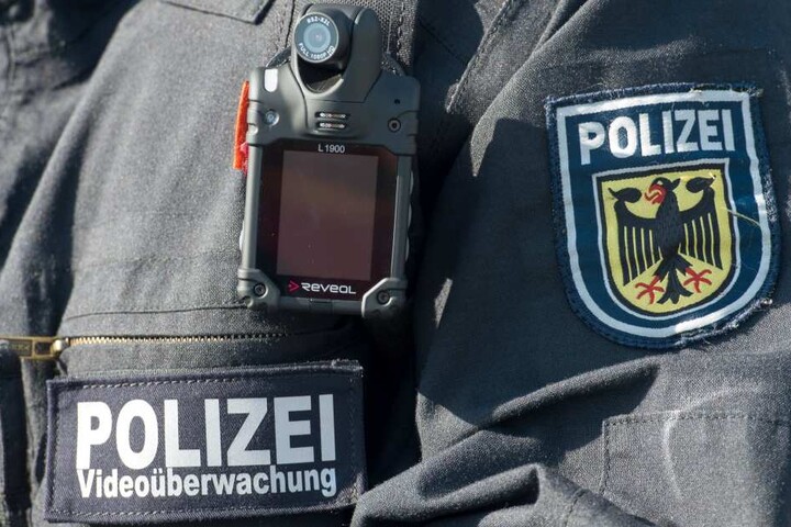 Auch Körperkameras sollen in Zukunft schützen.