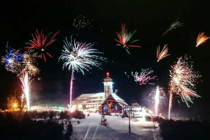 Das Silvesterfeuerwerk über dem Fichtelberg, vom Fuss des Keilbergs aus gesehen.