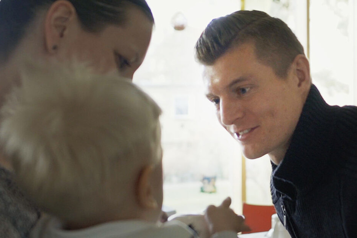 Toni Kroos ganz nahbar beim Besuch im Kinderkrankenhaus.