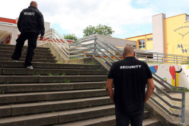 Auch nach den Ferien soll wieder Security das Schulgelände überwachen.